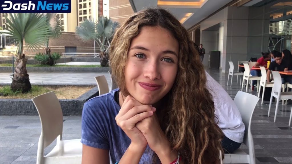 Isabel plateste cu Dash la un restaurant din Caracas